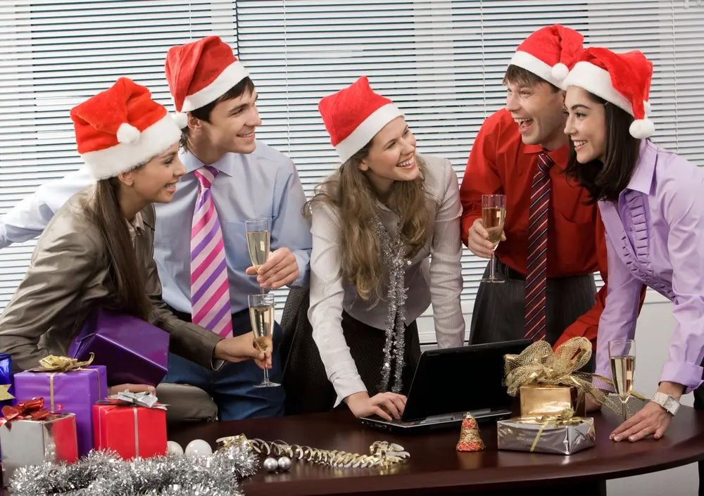 7 Best Holiday Team-Building Games